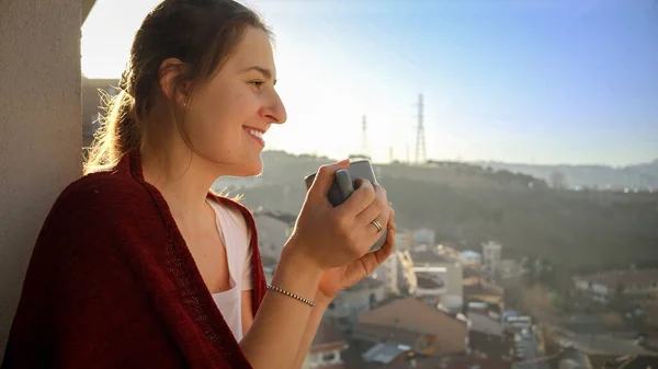Portrét Usměvavé Ženy Která Dívá Město Pije Kávu Lidé Relaxují — Stock fotografie
