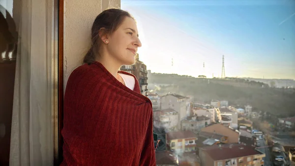 Uśmiechnięta Brunetka Pokrywająca Się Kratą Stojąca Balkonie Patrząca Taras Ludzie — Zdjęcie stockowe
