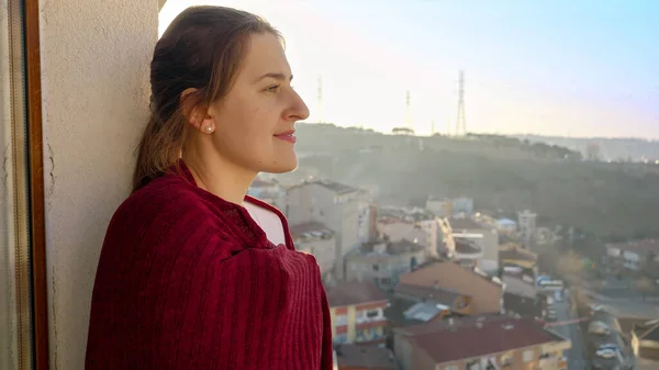 Mujer Morena Sonriente Mirando Ciudad Desde Balcón Por Mañana Personas — Foto de Stock