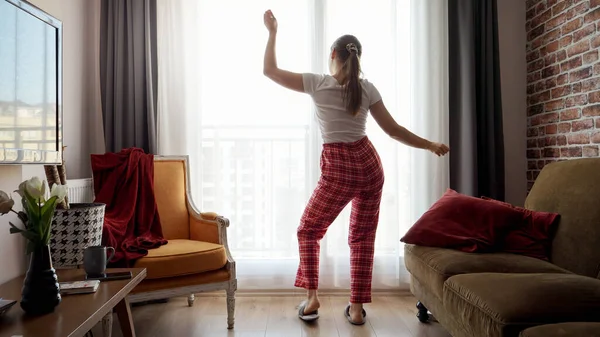 Photo Drôle Femme Heureuse Portant Pyjama Dansant Contre Une Grande — Photo