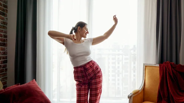 Heureuse Femme Souriante Écoutant Musique Dansant Pyjama Fenêtre Les Gens — Photo