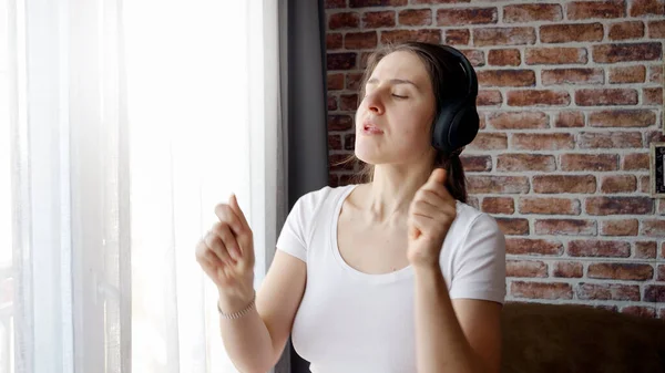 Активна Усміхнена Жінка Носить Навушники Слухає Музику Люди Розслабляються Вдома — стокове фото