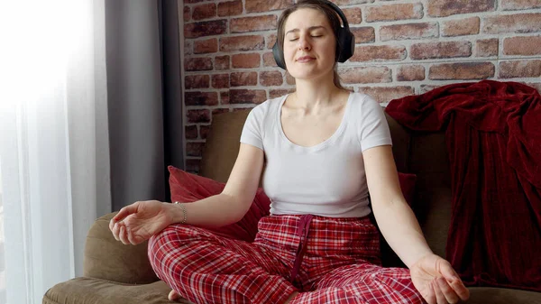 Mujer Joven Escuchando Mantras Con Auriculares Meditando Casa Concepto Relajación —  Fotos de Stock