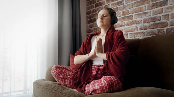 Hermosa Mujer Meditando Sofá Escuchando Mantras Auriculares Concepto Relajación Estilo — Foto de Stock