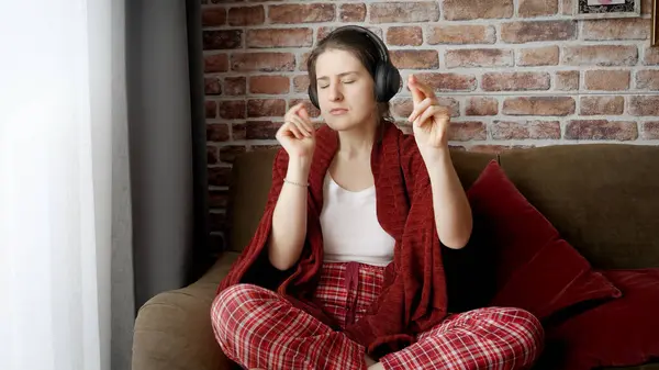 Kanepede Oturan Kulaklıkla Müzik Dinleyen Genç Bir Kadın Nsanlar Evde — Stok fotoğraf