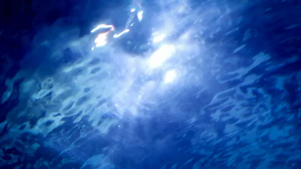 Promienie Promienie Słoneczne Świecące Przez Powierzchnię Wody Basenie Lub Akwarium — Zdjęcie stockowe