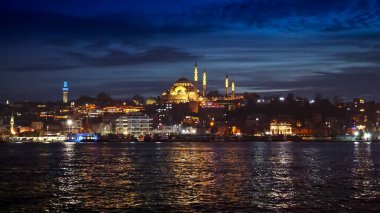 İstanbul, Türkiye - Şubat 2023: Hagia Sofya Camii, geceleyin İstanbul Boğazı 'na yansıyor