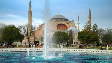 İstanbul, Türkiye - Şubat 2023: Ayasofya Camisi. Ayasofya Cami 'nin önünde büyüyen ağaçlarla ve çeşmelerle dolu güzel bir meydan..