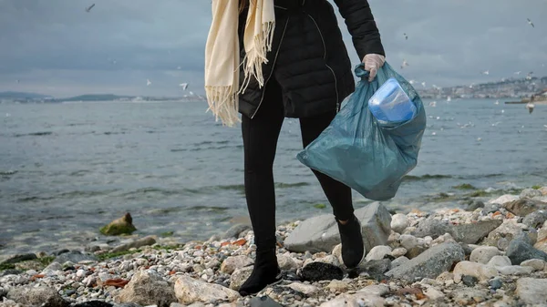 Γυναίκα Περπατώντας Κατά Μήκος Της Ακτογραμμής Και Μαζεύοντας Πλαστικά Μπουκάλια — Φωτογραφία Αρχείου