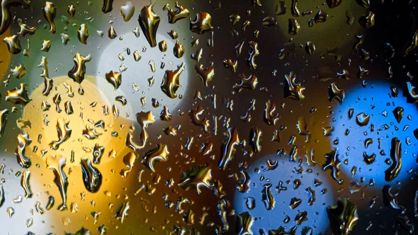 Sluitingen Van Straat Autolichten Die Door Waterdruppels Door Het Raam — Stockfoto