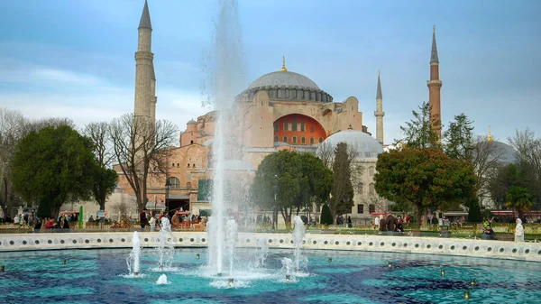 Istanbul Turecko Únor 2023 Mešita Ayasofya Krásné Náměstí Rostoucími Stromy — Stock fotografie
