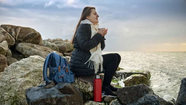 Young Woman Drinking Hot Tea Cliffs Rocks While Admiring Wild — Stock Photo, Image