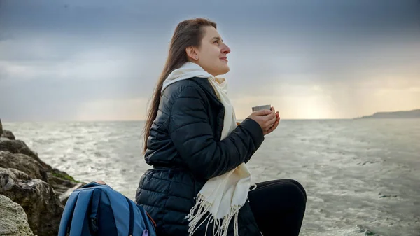 Mujer Morena Joven Relajándose Acantilado Mar Frío Con Taza Caliente — Foto de Stock