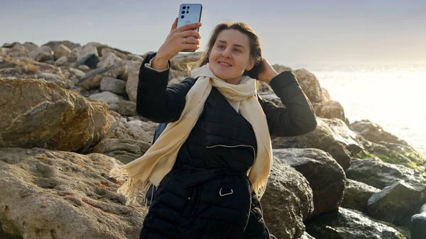 Νεαρή Γυναίκα Τραβάει Φωτογραφίες Τον Εαυτό Της Στη Χειμερινή Θάλασσα — Φωτογραφία Αρχείου
