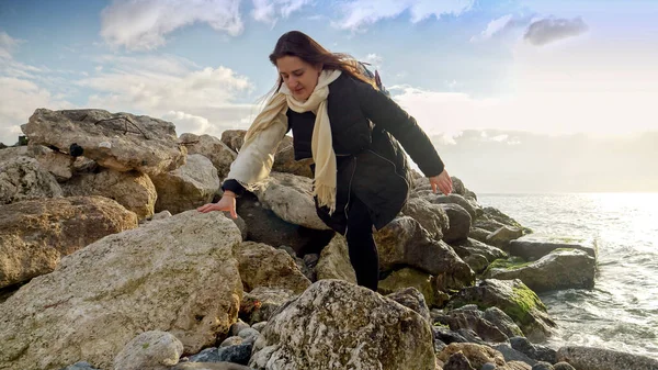 Νεαρή Γυναίκα Σακίδιο Αναρρίχηση Και Περπάτημα Ολισθηρούς Βράχους Στην Ακτή — Φωτογραφία Αρχείου