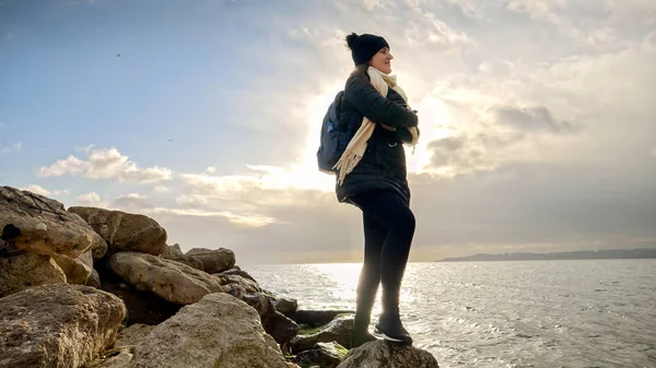 Sırt Çantalı Genç Güzel Bir Kadın Okyanusun Üzerinde Gün Batımını — Stok fotoğraf