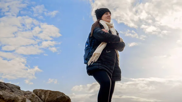 Ein Wanderer Mit Rucksack Steht Auf Einem Felsvorsprung Auf Dem — Stockfoto