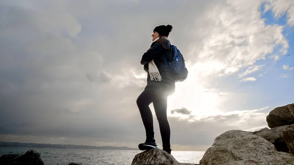 Mujer Joven Pie Cima Una Montaña Mirando Atardecer Sobre Mar — Foto de Stock