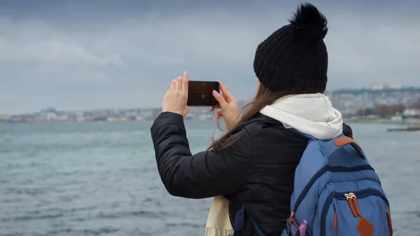 Mujer Joven Capturando Belleza Día Invierno Tormentoso Playa Con Teléfono —  Fotos de Stock