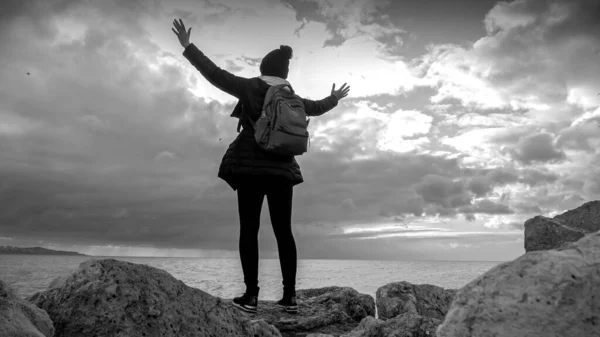 Черно Белая Фотография Женщины Туристки Стоит Краю Скалы Берегу Моря — стоковое фото