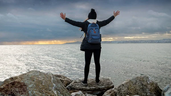 Young Woman Stands Sea Cliff Arms Outstretched Enjoying Breathtaking View — Stock Photo, Image