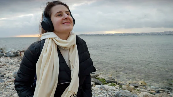 Porträt Einer Entspannt Lächelnden Frau Mit Schal Die Strand Spaziert — Stockfoto