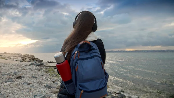 Знімок Заднього Виду Молодої Жінки Рюкзаком Слухає Музику Дивиться Холодний — стокове фото