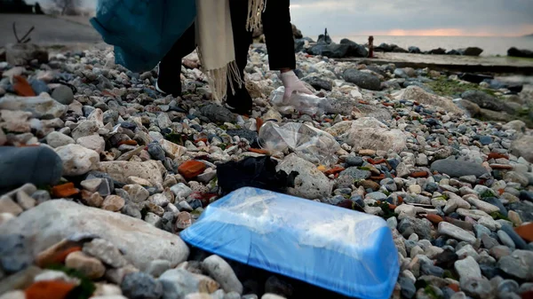 Giovane Volontaria Raccogliendo Spazzatura Sulla Spiaggia Con Sacchetto Plastica Mostrando — Foto Stock