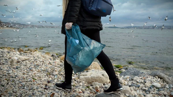 Mujer Recogiendo Basura Playa Con Una Bolsa Plástico Enfatizando Importancia — Foto de Stock