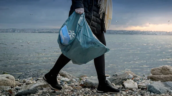 Young Woman Volunteer Walking Rocky Sea Shore Picking Trash Debris — Stock Photo, Image