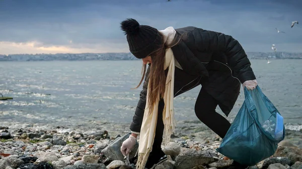 Langzame Beweging Van Een Vrouw Rubberen Handschoenen Die Het Strand — Stockfoto