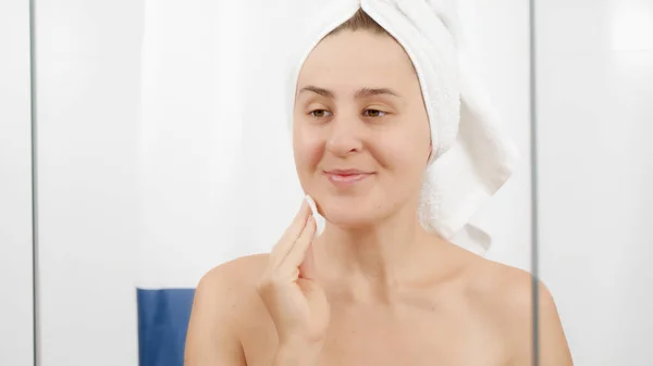 Jovem Mulher Limpeza Rosto Com Almofada Algodão Limpador Banheiro Conceito — Fotografia de Stock