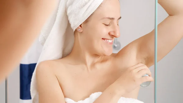 Duş Aldıktan Sonra Deodorant Süren Güzel Bir Genç Kadın Hijyen — Stok fotoğraf