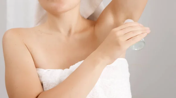 用白色浴巾盖住妇女的衣服 把她的胳膊抬起来使用除臭剂 自然美景 女性气质和体毛生长的概念 — 图库照片