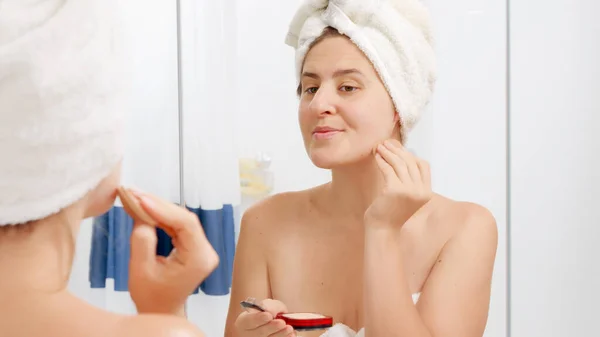 Mulher Bonita Toalha Banho Aplicando Facial Espelho Conceito Bela Fêmea — Fotografia de Stock