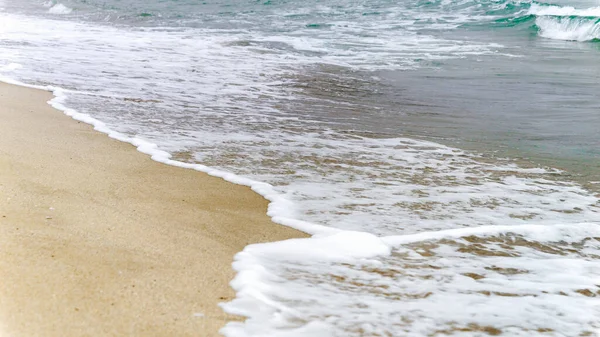 Повільний Рух Пустельного Піщаного Морського Пляжу Морських Хвиль Холодний Похмурий — стокове фото