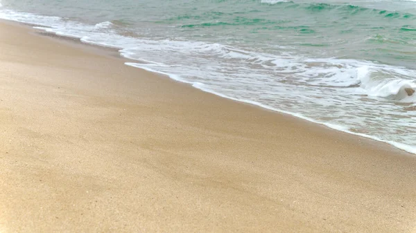 Медленное Движение Спокойных Морских Волн Катящихся Песчаному Пляжу Холодный Облачный — стоковое фото