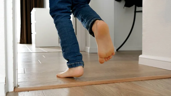 Chlapcovy Energické Nohy Běží Dlouhou Dřevěnou Chodbou Svém Domě Radosti — Stock fotografie