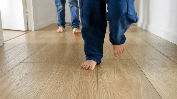Fröhliche Kinderfüße Die Auf Dem Holzboden Hausflur Fußball Spielen Kinder — Stockfoto