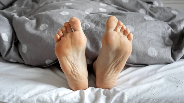 Los Pies Mujer Descansando Una Cama Sus Dedos Visibles Desde —  Fotos de Stock