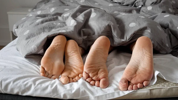 Detailní Záběr Nohou Muže Ženy Ležících Pohodlné Posteli Užívajících Líného — Stock fotografie