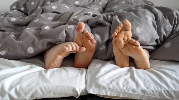 Detailní Záběr Nohou Muže Ženy Ležících Měkké Posteli Něžně Dotýkajících — Stock fotografie