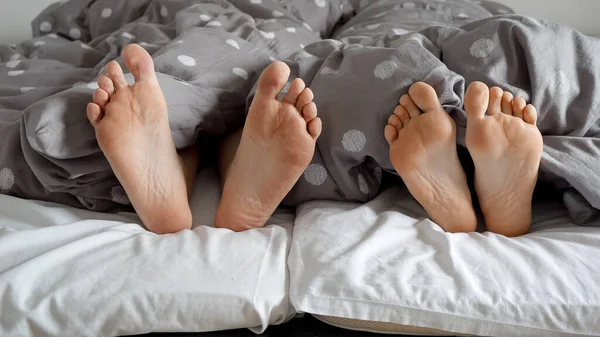 Nahaufnahme Der Füße Des Paares Die Sich Unter Der Decke — Stockfoto