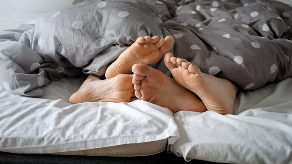 Gros Plan Des Pieds Couple Couchés Sur Lit Touchant Doucement — Photo