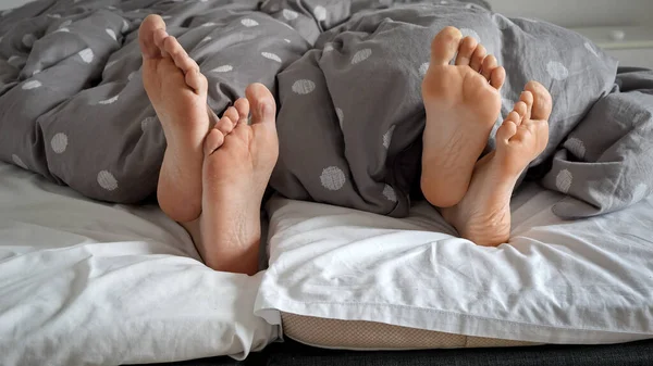 Detailní Záběr Nohy Šťastných Mužů Žen Ležících Měkké Posteli Ukazujících — Stock fotografie