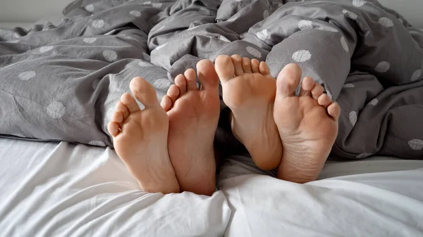 Nahaufnahme Wie Die Füße Eines Mannes Und Einer Frau Unter — Stockfoto