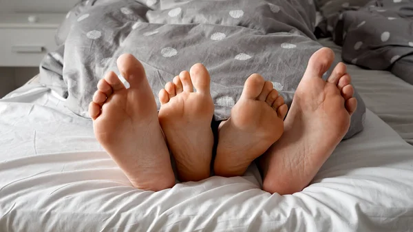 Die Füße Des Paares Unter Einer Weichen Decke Auf Einem — Stockfoto