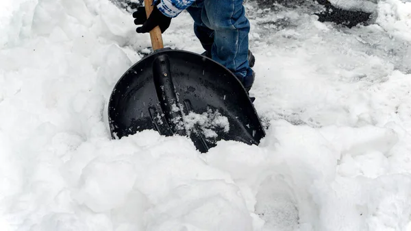 Młody Chłopiec Ciężko Pracuje Sprzątając Podwórko Lub Schodząc Śniegu Burzy — Zdjęcie stockowe