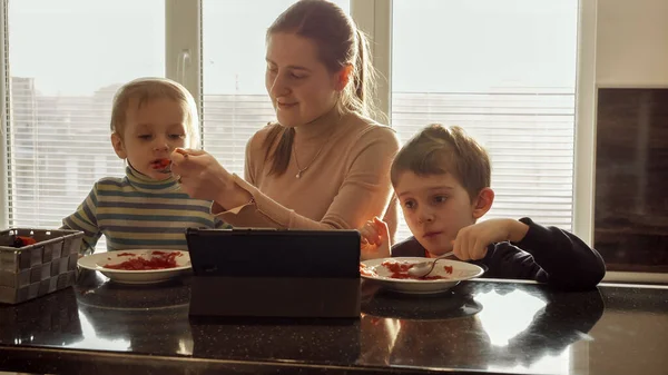 Madre Premurosa Che Zuppa Suoi Figli Cena Cibo Domestico Cucina — Foto Stock