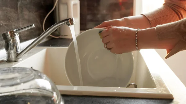 Primer Plano Mujer Lavando Platos Fregadero Con Esponja Ama Casa —  Fotos de Stock